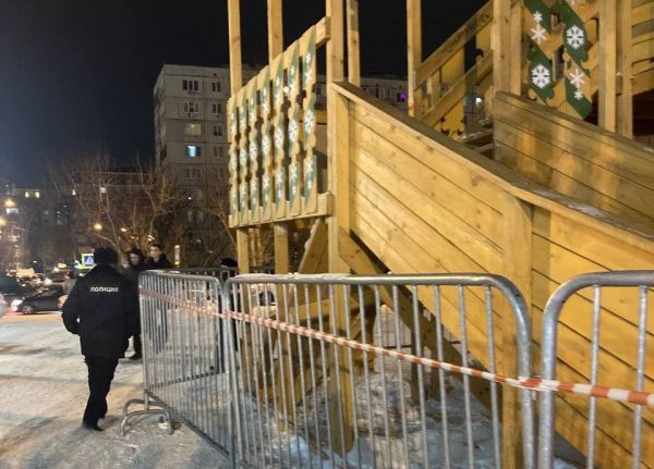 В Тюмени из-за обрушения горки у драмтеатра пострадали два человека