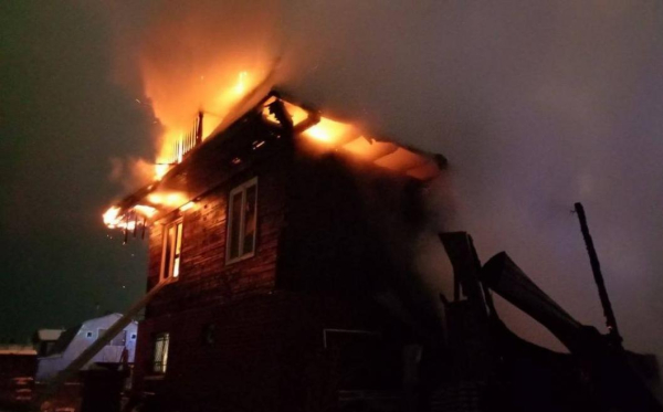 В тюменском в СНТ "Суходольное" загорелись автомобиль и жилой дом