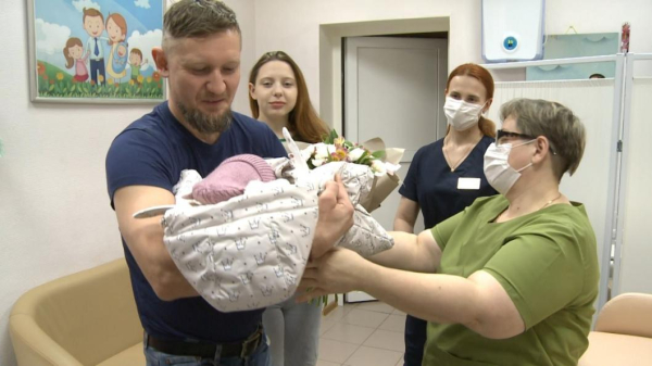 В Тюмени из роддома №2 выписали первую родившуюся в 2025 году новорожденную