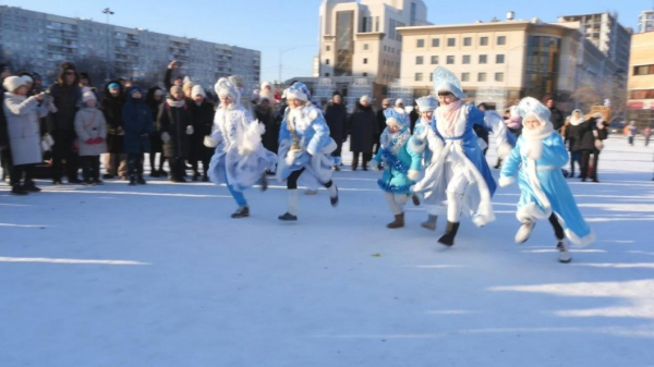 Конкурс и забег среди Снегурочек прошел на площади 400-летия Тюмени