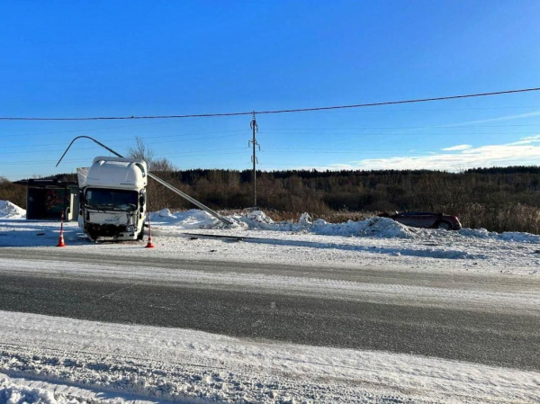 Четыре человека пострадали в аварии с грузовиком на Уватском тракте
