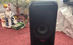 Александр Моор подарил юной жительнице Краснодона портативную аудиосистему