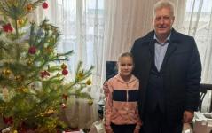 Александр Моор подарил юной жительнице Краснодона портативную аудиосистему