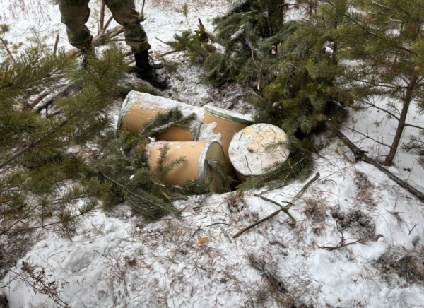 Тюменец спрятал в лесу 12 бочек с прекурсорами для производства наркотиков