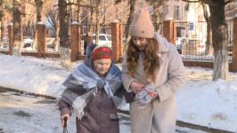 Пледы и носки для прогулок подарили ветеранам войны и труда студенты Тюменского медколледжа