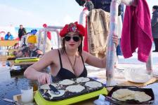 В Тюмени впервые в мире испекли 224 блина в проруби В Тюмени впервые в мире испекли 224 блина в проруби