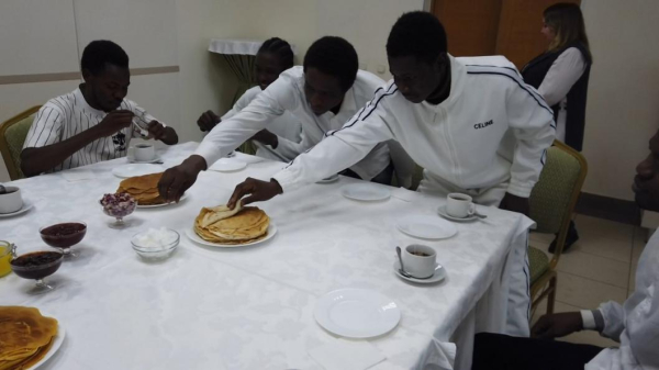 В Тюмени провели мастер-класс по приготовлению блинов для гостей из Чада