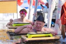 В Тюмени впервые в мире испекли 224 блина в проруби В Тюмени впервые в мире испекли 224 блина в проруби