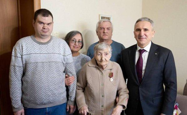 Александр Моор вручил памятную медаль труженице тыла из Сорокинского района Александр Моор вручил памятную медаль труженице тыла из Сорокинского района