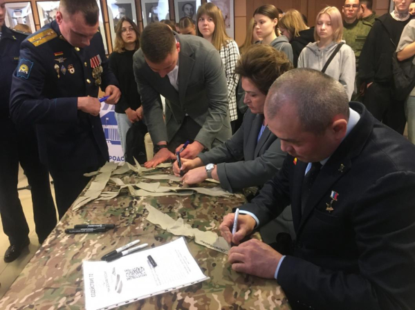 Участие в "Разговоре с героем" приняли тюменские депутаты