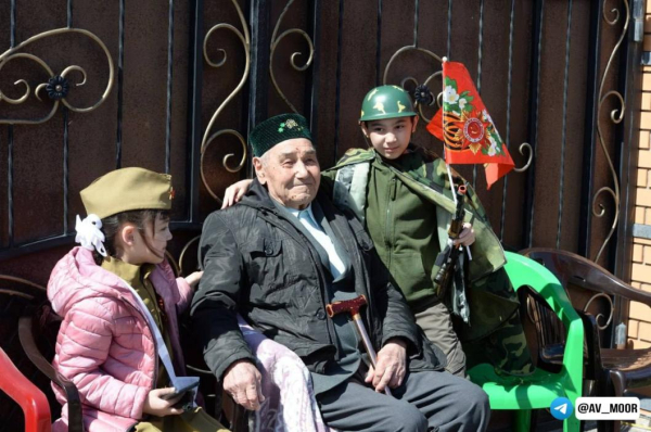 Александр Моор поздравил тюменского ветерана Хамитуллу Калиева с 99-летием