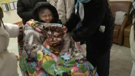 Пледы и носки для прогулок подарили ветеранам войны и труда студенты Тюменского медколледжа