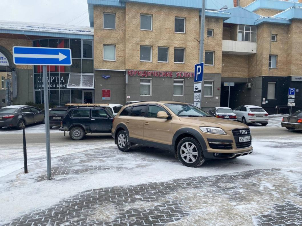 Тюменца на Audi оштрафовали за неправильную парковку