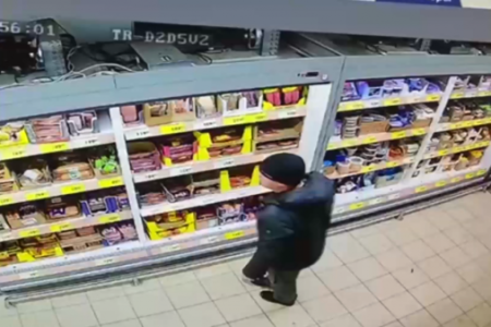 Мужчину в зелёных штанах разыскивают за кражу продуктов в Тюмени