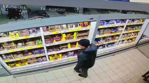 Мужчину в зелёных штанах разыскивают за кражу продуктов в Тюмени