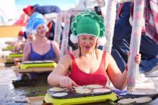 В Тюмени впервые в мире испекли 224 блина в проруби В Тюмени впервые в мире испекли 224 блина в проруби