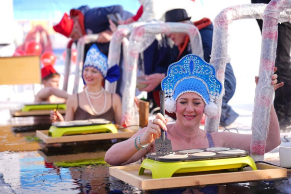 В Тюмени впервые в мире испекли 224 блина в проруби В Тюмени впервые в мире испекли 224 блина в проруби