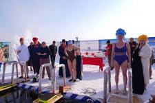 В Тюмени впервые в мире испекли 224 блина в проруби В Тюмени впервые в мире испекли 224 блина в проруби