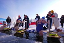 В Тюмени впервые в мире испекли 224 блина в проруби В Тюмени впервые в мире испекли 224 блина в проруби