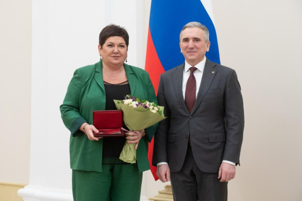 Губернатор Александр Моор вручил госнаграды 55 жителям области