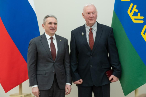 Губернатор Александр Моор вручил госнаграды 55 жителям области