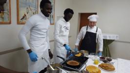 В Тюмени провели мастер-класс по приготовлению блинов для гостей из Чада