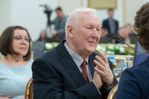 Губернатор Александр Моор вручил госнаграды 55 жителям области