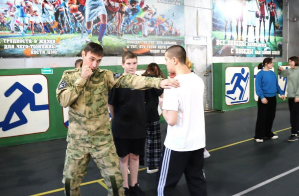 Чемпионы мира по каратэ провели тренировку для тюменских подростков Чемпионы мира по каратэ провели тренировку для тюменских подростков