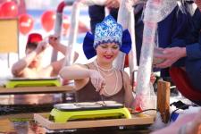 В Тюмени впервые в мире испекли 224 блина в проруби В Тюмени впервые в мире испекли 224 блина в проруби