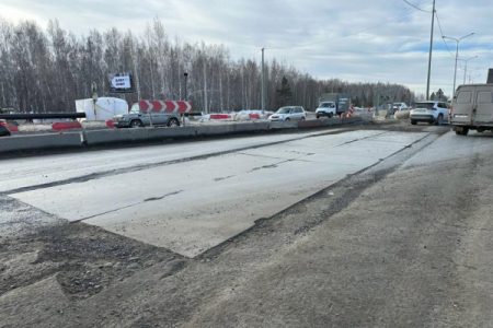 На месте строительства развязки по Московскому тракту в Тюмени уложили плиты