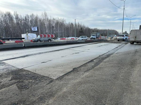 На месте строительства развязки по Московскому тракту в Тюмени уложили плиты