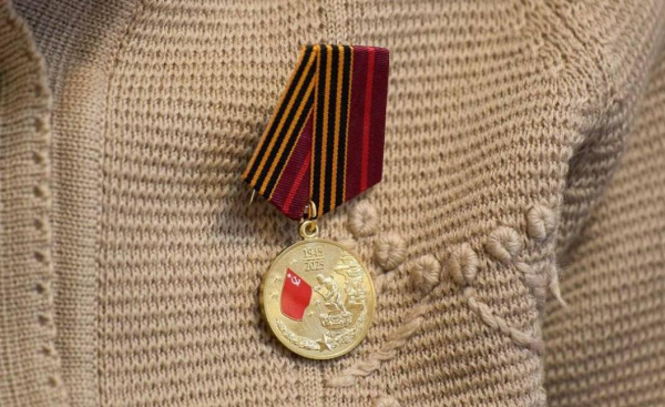 Александр Моор вручил памятную медаль труженице тыла из Сорокинского района Александр Моор вручил памятную медаль труженице тыла из Сорокинского района