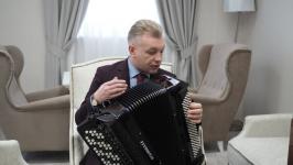 Тюменский ветеран СВО Рустам Нугманов осваивает гармонь Тюменский ветеран СВО Рустам Нугманов осваивает гармонь