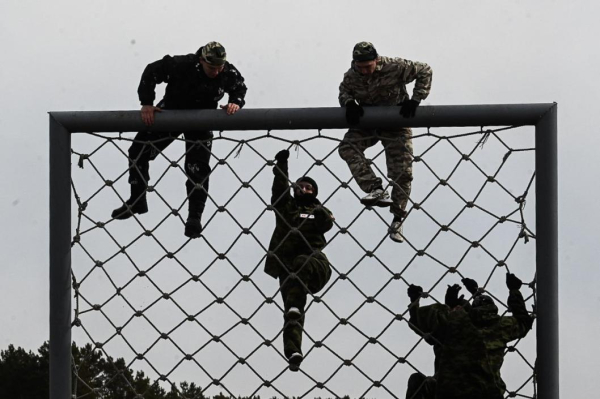 Школьники и студенты Тюменской области проходят военно-спортивную игру на полигоне ТВВИКУ Школьники и студенты Тюменской области проходят военно-спортивную игру на полигоне ТВВИКУ