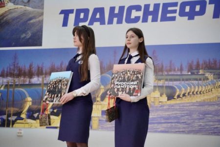 Нефтепроводчики передали тюменским студентам уникальное издание “Русский Пантеон” и фильм о Великой отечественной войне