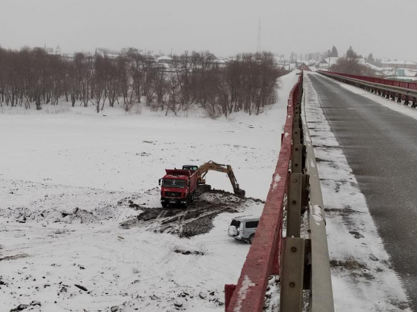 Русло реки Ишим в селе Викулово готовят в возможному паводку Русло реки Ишим в селе Викулово готовят в возможному паводку