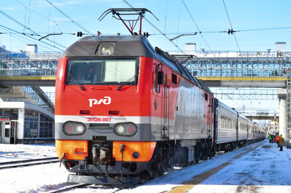 Опоздавшая на поезд студентка ехала в Екатеринбург на подножке вагона