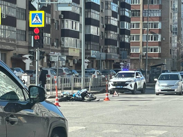 Мотоцикл и Mercedes столкнулись на ул. Малыгина в Тюмени