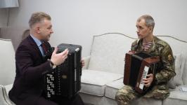 Тюменский ветеран СВО Рустам Нугманов осваивает гармонь Тюменский ветеран СВО Рустам Нугманов осваивает гармонь