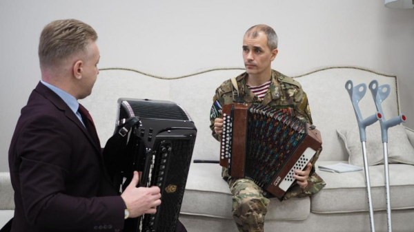 Тюменский ветеран СВО Рустам Нугманов осваивает гармонь Тюменский ветеран СВО Рустам Нугманов осваивает гармонь