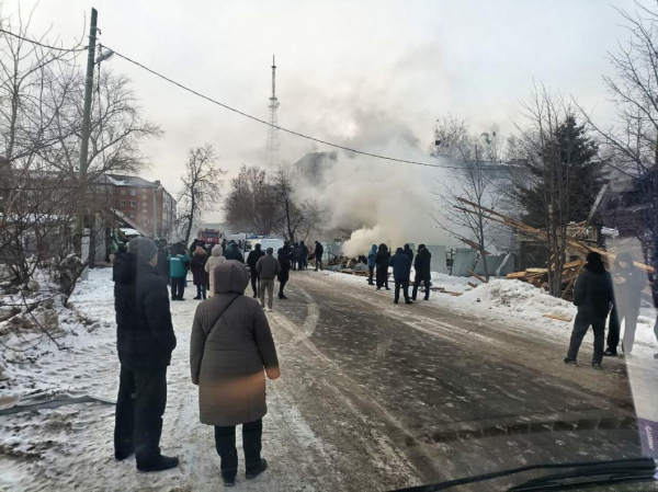 19 специалистов МЧС тушат пожар в Тобольске