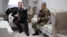 Тюменский ветеран СВО Рустам Нугманов осваивает гармонь Тюменский ветеран СВО Рустам Нугманов осваивает гармонь