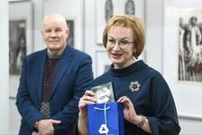 Притчи питерского художника Олега Яхнина представили в Тюмени