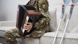 Тюменский ветеран СВО Рустам Нугманов осваивает гармонь Тюменский ветеран СВО Рустам Нугманов осваивает гармонь