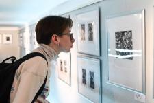 Притчи питерского художника Олега Яхнина представили в Тюмени