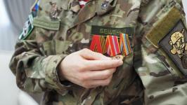 Тюменский ветеран СВО Рустам Нугманов осваивает гармонь Тюменский ветеран СВО Рустам Нугманов осваивает гармонь