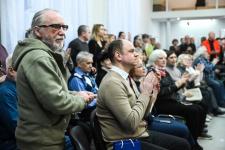 Притчи питерского художника Олега Яхнина представили в Тюмени