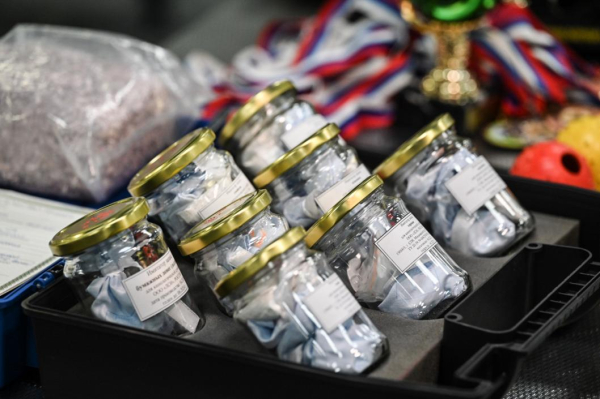 Две международные посылки с запрещенным веществом задержали тюменские таможенники 