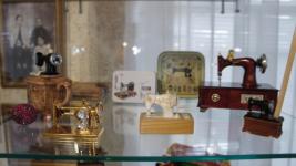 Сувенирные швейные машинки выставили в Ембаевском сельском музее