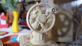 Сувенирные швейные машинки выставили в Ембаевском сельском музее